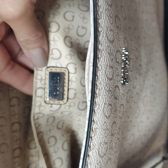 EUC Guess shoulder bag - Picture 4 of 5